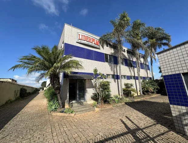 Profissional trabalhando na produção industrial